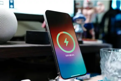 宜川苹果15换屏服务分享用什么充电器给iPhone15充电更好 